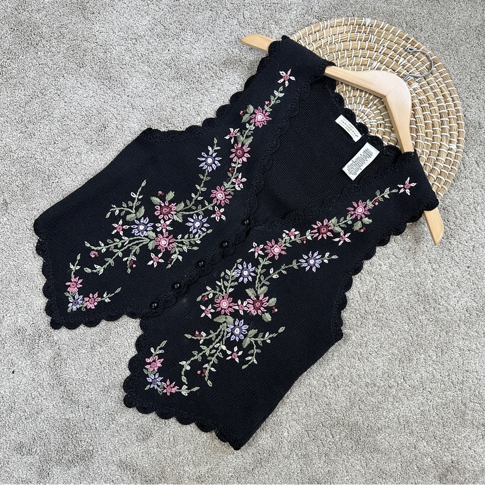 Yarnworks Women’s Vintage 90s Floral Embroidered Button Front Sweater Vest MP